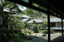 願行寺の庭園の写真